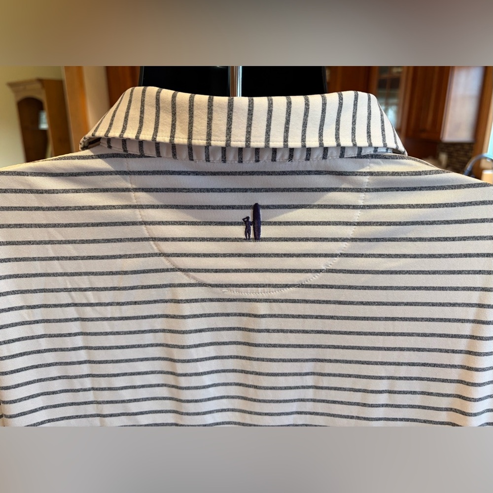 johnnie-O men’s golf polo. Sharp grey/white striped with logo on sleeve.